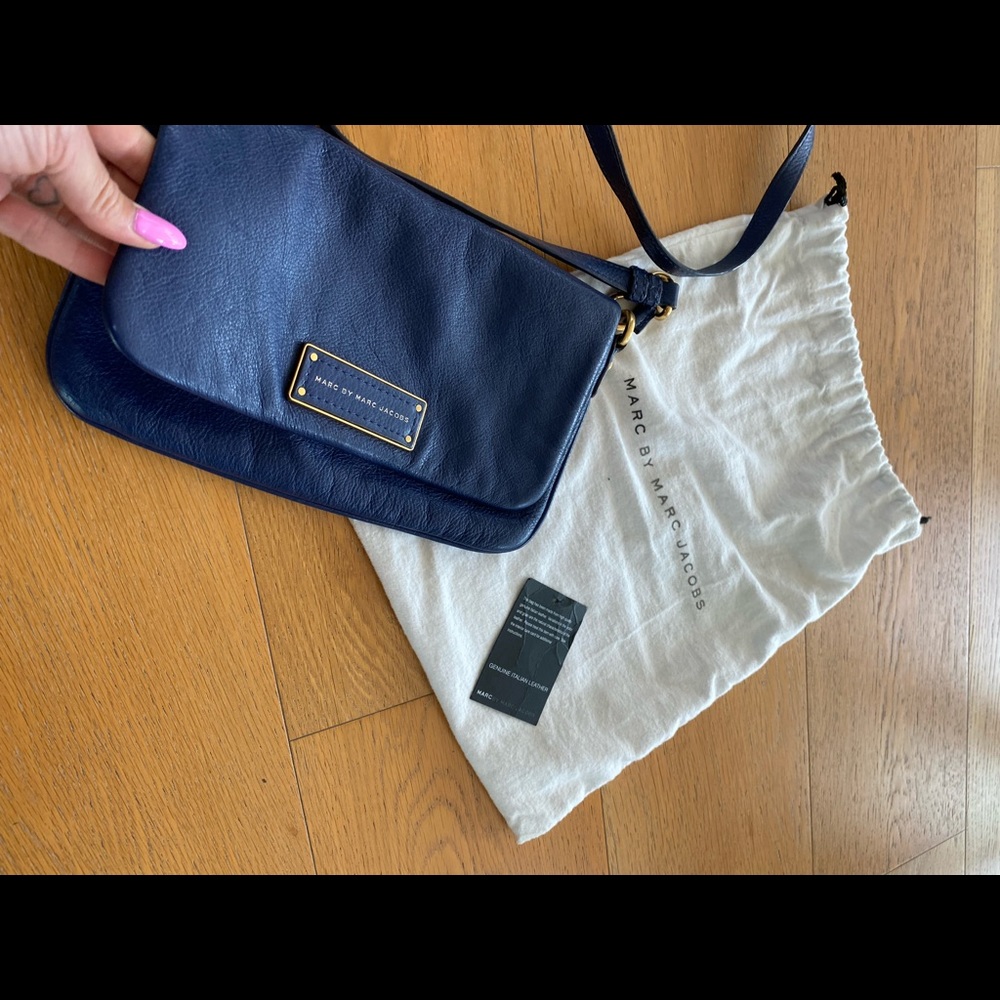 Small cross body Marc Jacobs blue leather purse